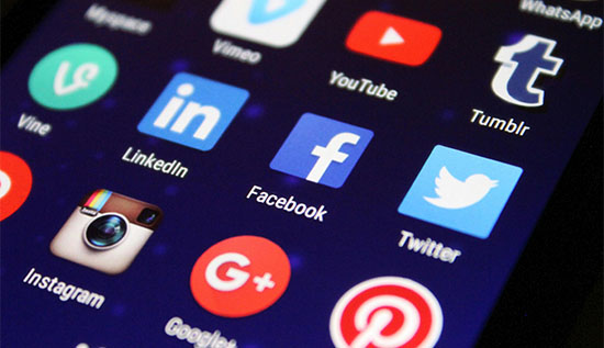 Comparison of custom apps and ready-made software highlighting key benefits for businesses.