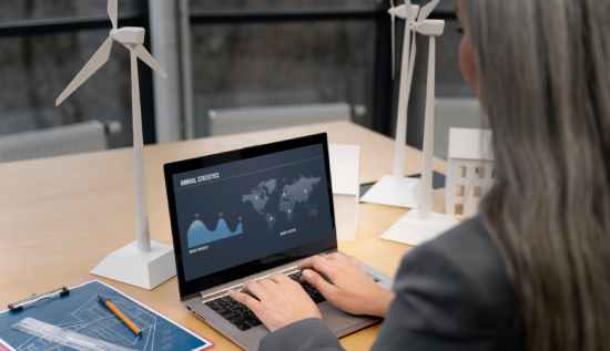Diagram showing top renewable technologies for sustainable data centers, including solar power, wind energy, energy storage, and cooling efficiency.