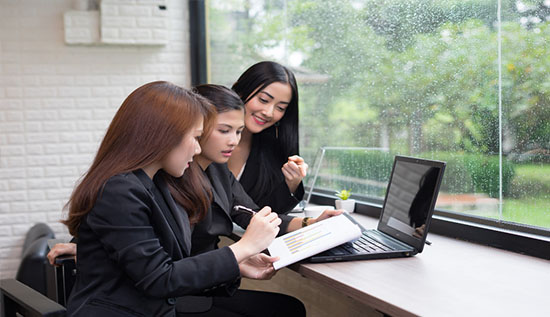 A professional IT consultant discussing IT Service 