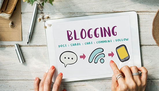 Blogging setup process with laptop and notebook for beginners.