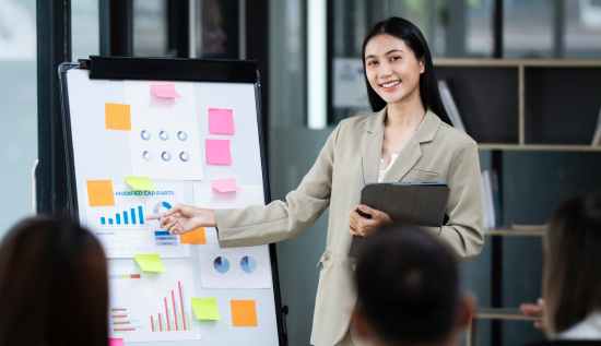 Product owner coordinating with developers and stakeholders to define agile product goals and responsibilities