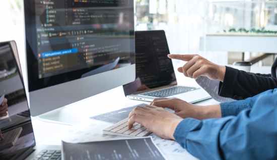 Global outsourcing map with software development advantages and risks